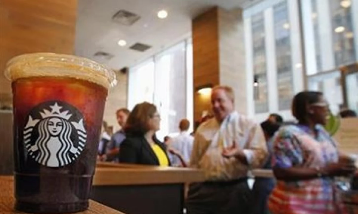 Starbucks capacita a los empleados de los hoteles para que sean ellos quienes vendan las bebidas. (Foto: Reuters)