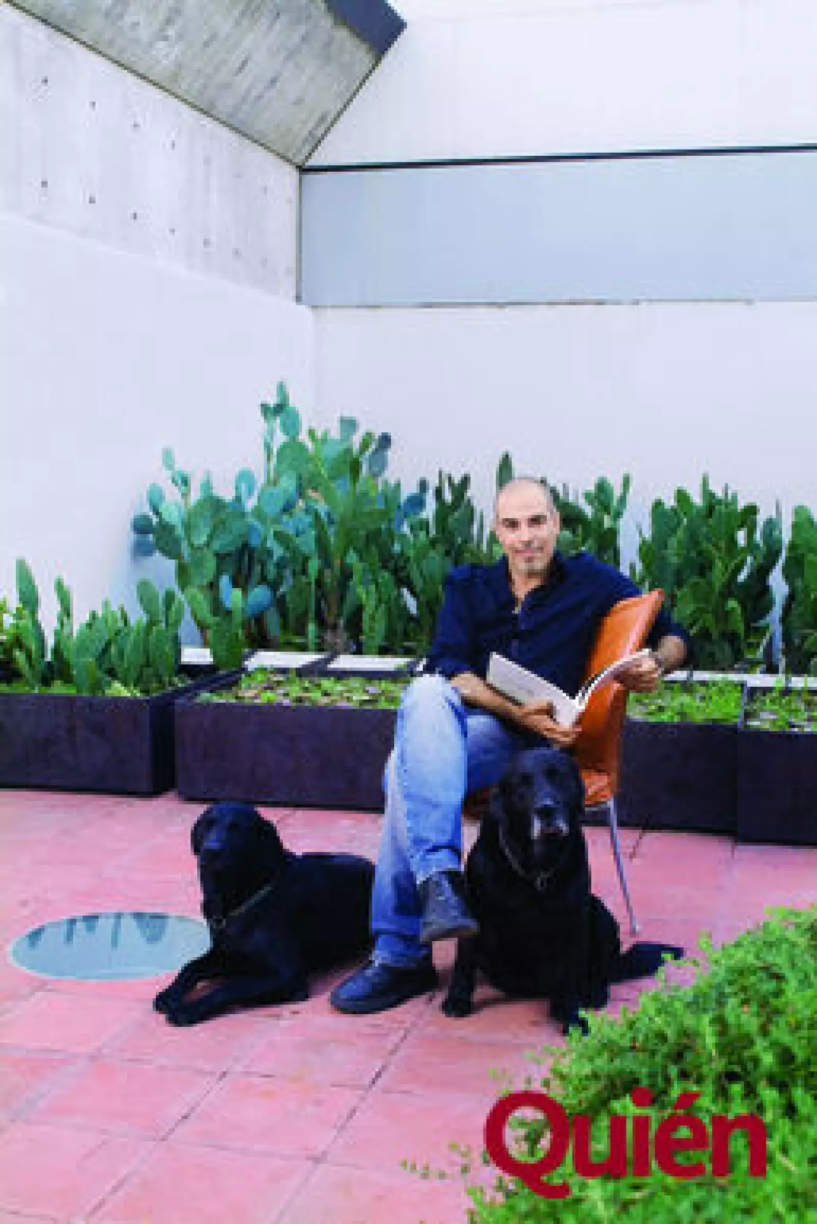 XAvier Marin en la terraza con sus perros