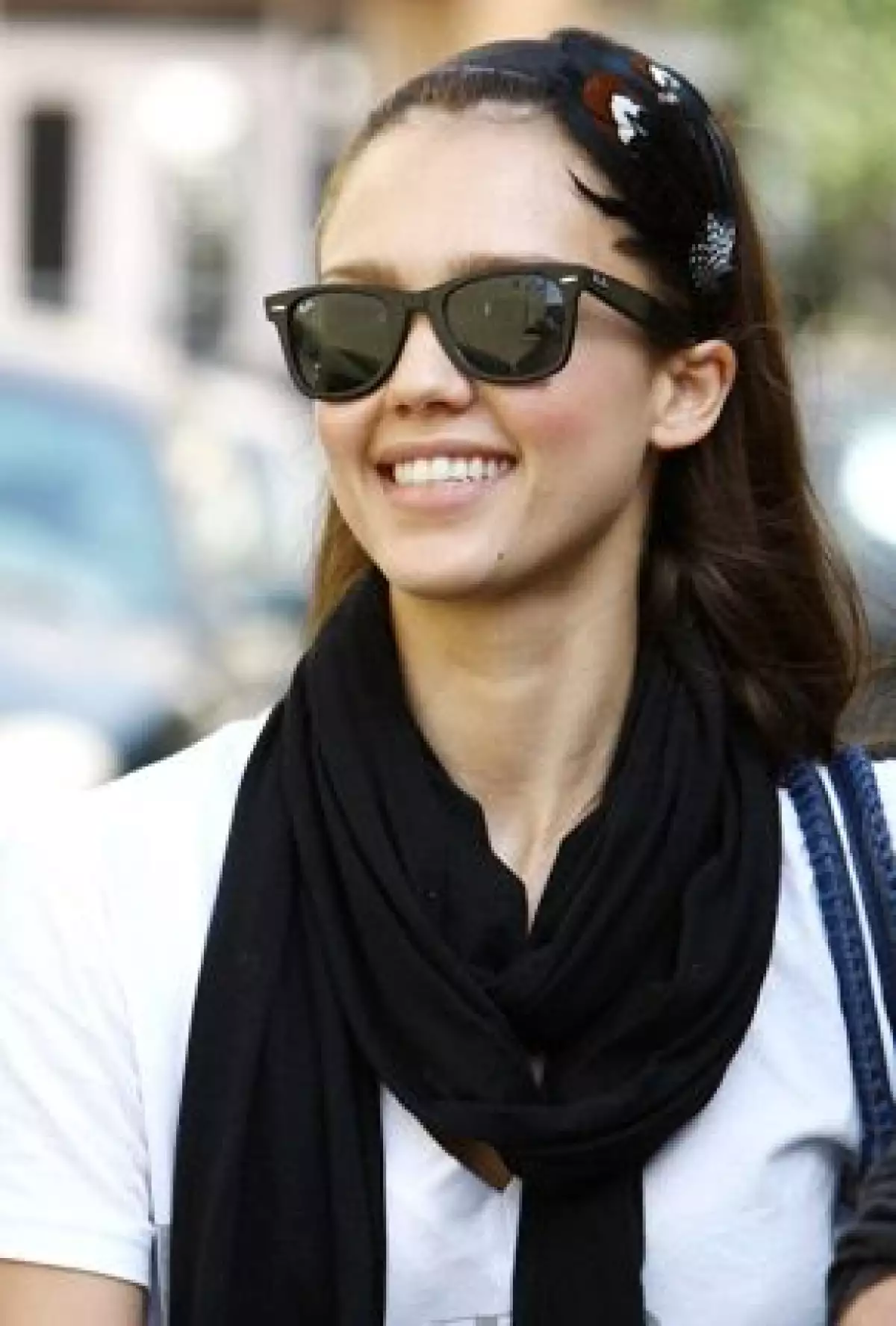 Acusan a la actriz de pegar pósters sobre la protección del tiburón blanco en sitios prohibidos; ella dijo a su favor que quiso involucrarse de forma sincera y ya ofreció una disculpa a los habitantes