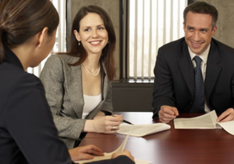 La comunicación en momentos dificiles es fundamental para motivar a los empleados a trabajar en un objetivo comúm. (Foto: Jupiter Images)