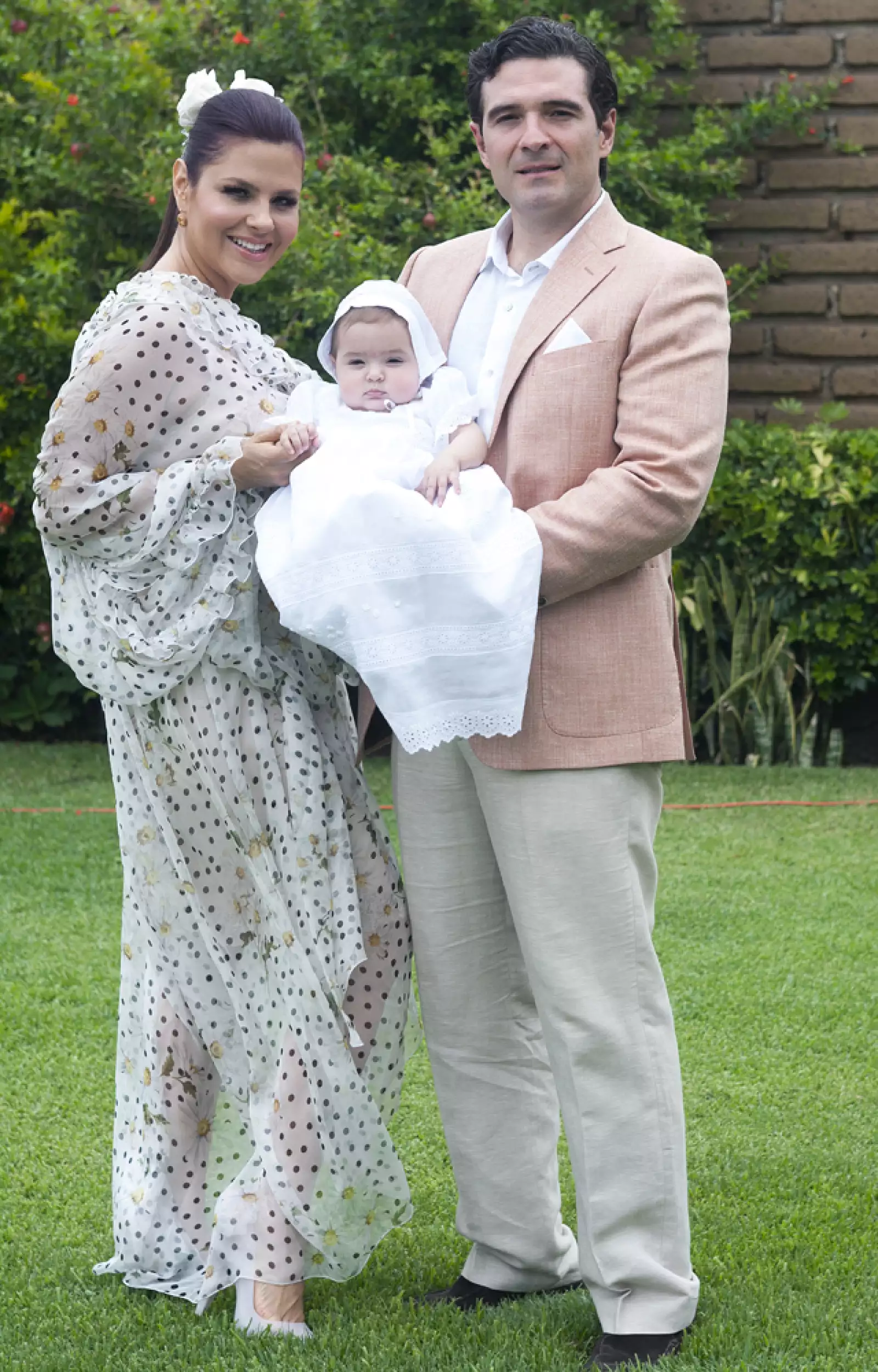 Mónika Sánchez y Otto Seijas con su tercera hija, Mónika Constanza.
