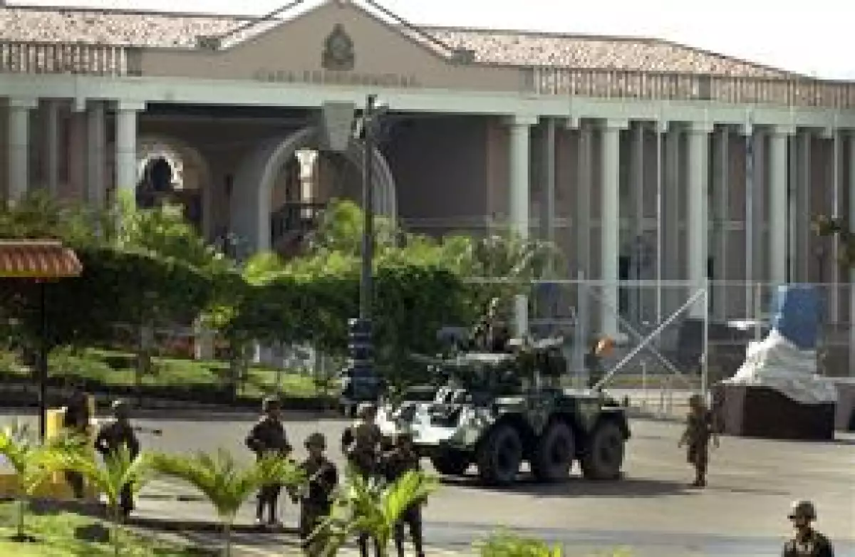 El presidente de Honduras, Manuel Zelaya Rosales, fue secuestrado por un grupo de militares a las 05:00 horas locales, confirmó el secretario particular del mandatario, Enrique Reina.
