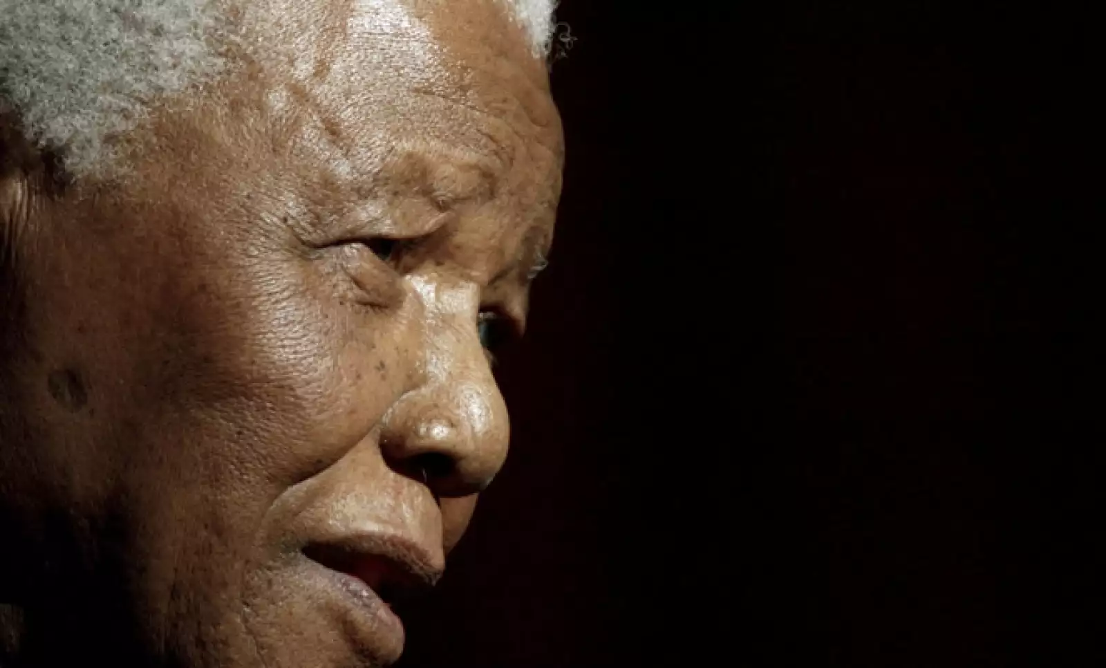 Los años que pasó tras las rejas hicieron que Mandela se convirtiera en el prisionero político más famoso del mundo y un líder de estatura sobrehumana para millones de sudafricanos negros que sufrieron bajo el régimen del apartheid, así como para otros op