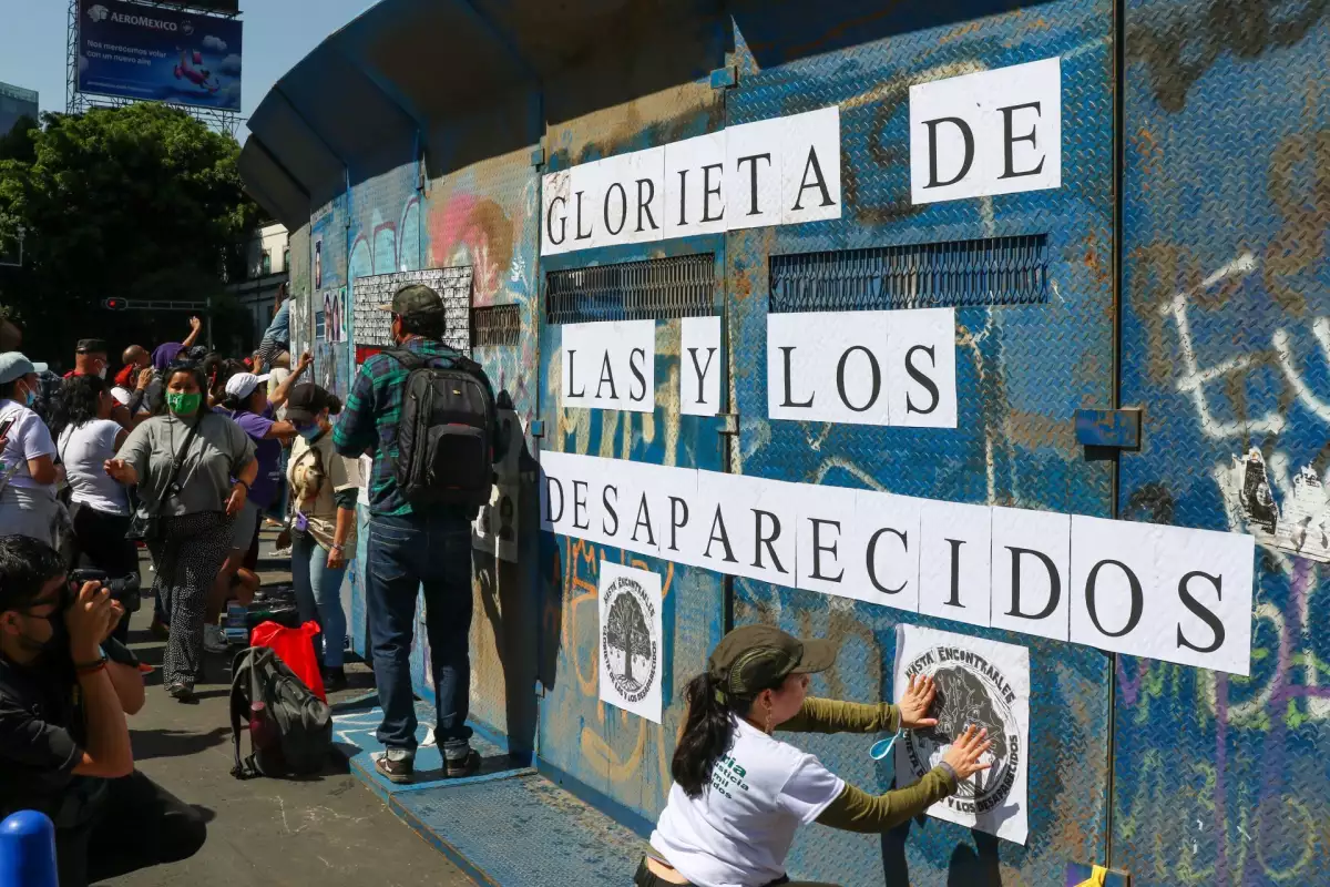 Colectivas de personas desaparecidas colocaron fotos con los rostros de sus seres queridos en las vallas que colocó el gobierno capitalino alrededor de la Glorieta de la Palma, para impedir que se apropien de este espacio, el cual fue renombrado por ellos como La Glorieta de las y los Desaparecidos.