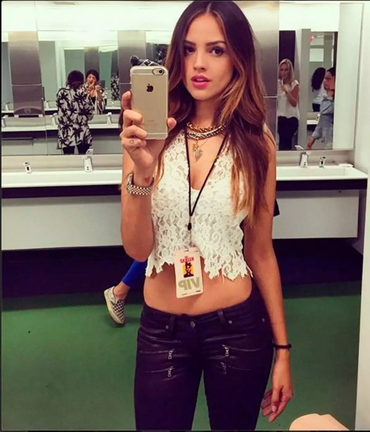 La actriz mexicana asistió al concierto del español y, emocionada, compartió en Instagram el momento en el que le interpreta un fragmento del éxito "Bailando".