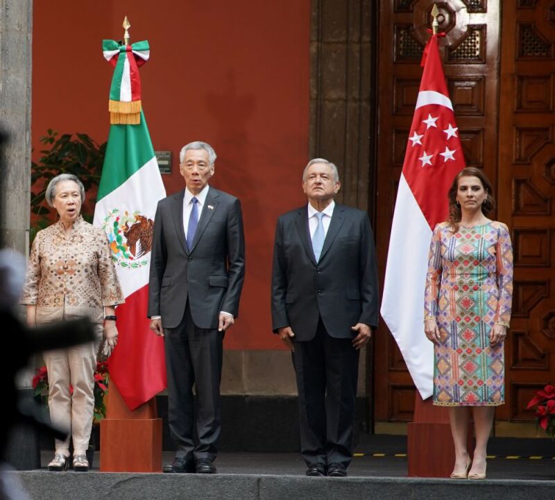 Vestido huichol de Beatriz Gutiérrez Müller 8.jpg