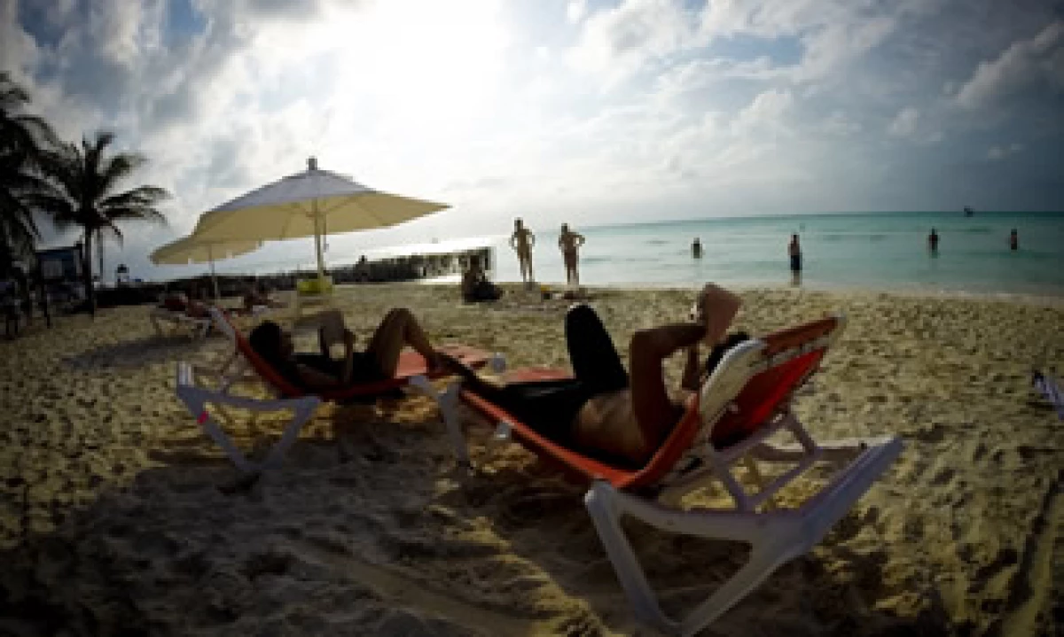 Acapulco y Cancún tienen algunas de las playas más sucias, según la Cofepris.