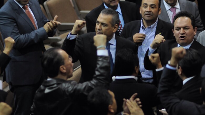 Tras 20 horas, desnudos, ataques verbales y jaloneos, el Congreso aprobó la reforma energética en un auditorio alterno al Salón de Sesiones este jueves.