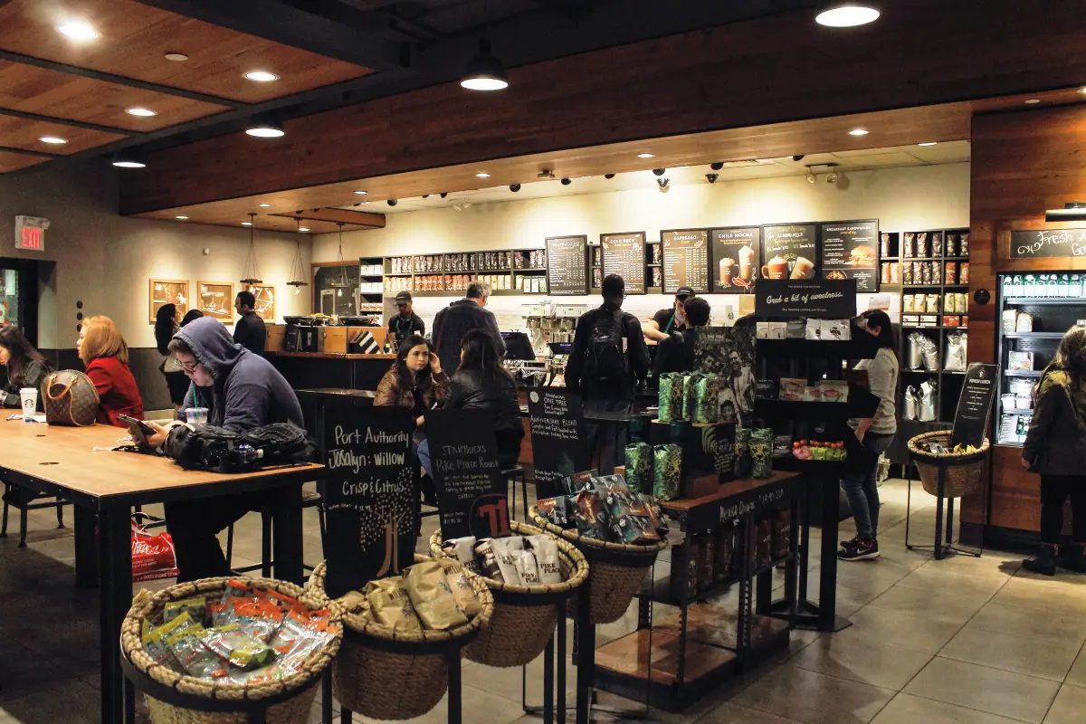 En México, el 63% de los restaurantes que opera Alsea,  como Starbucks, utiliza energías renovables. (iStock)