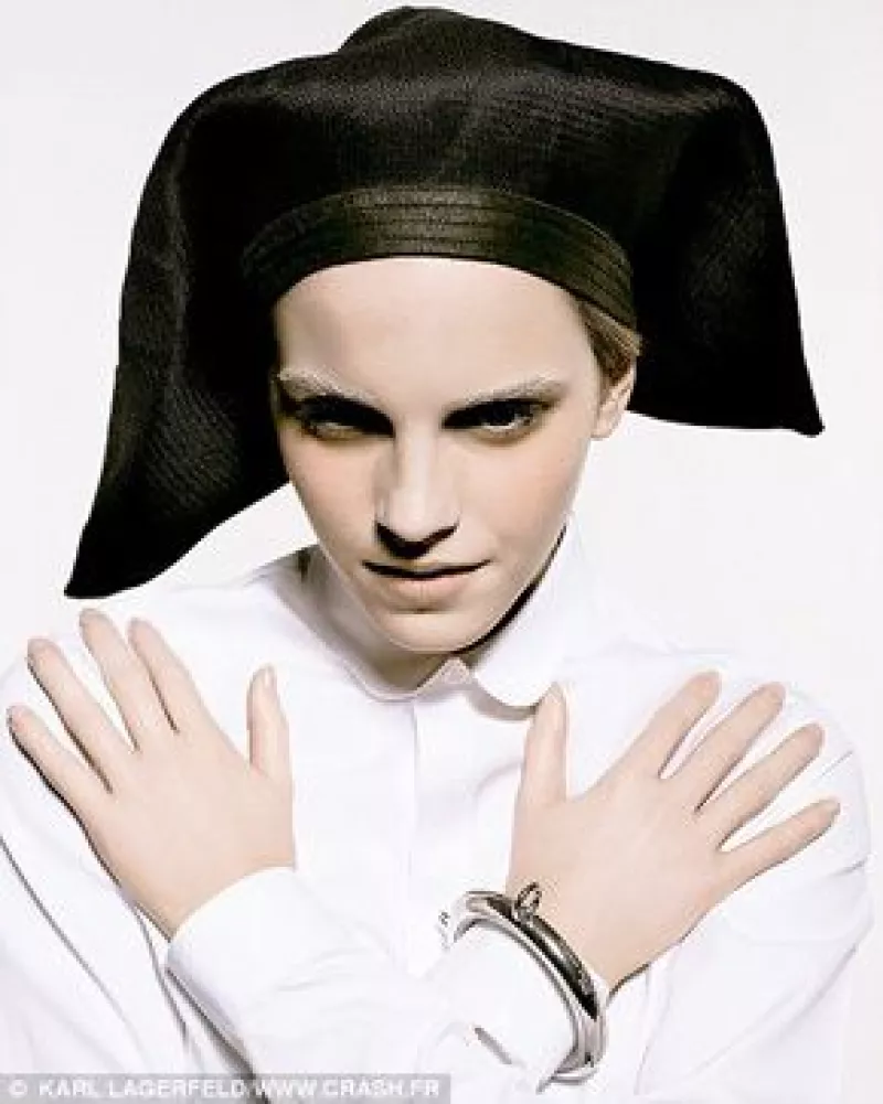 Para una publicación francesa, la joven actriz aparece caracterizada como una religiosa fantasmagórica, con velo negro, los ojos blanquecinos y una expresión mundana en su rostro.