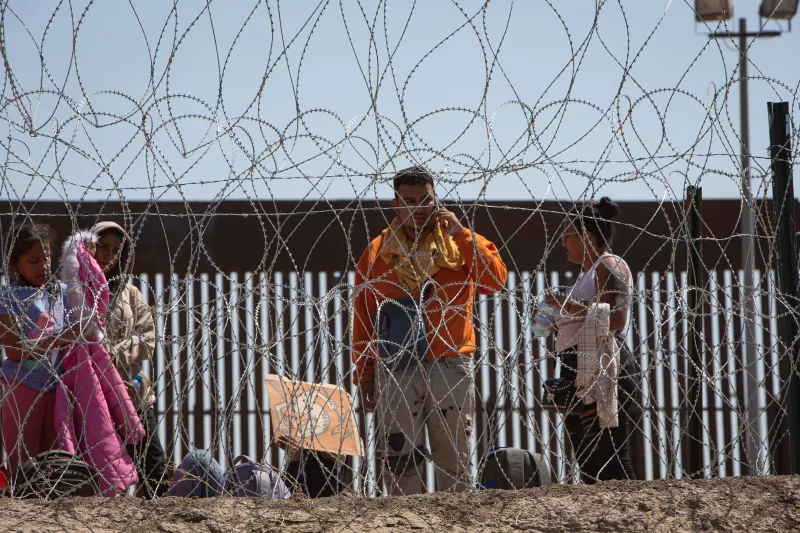migrantes en el paso 12 de mayo.jpg
