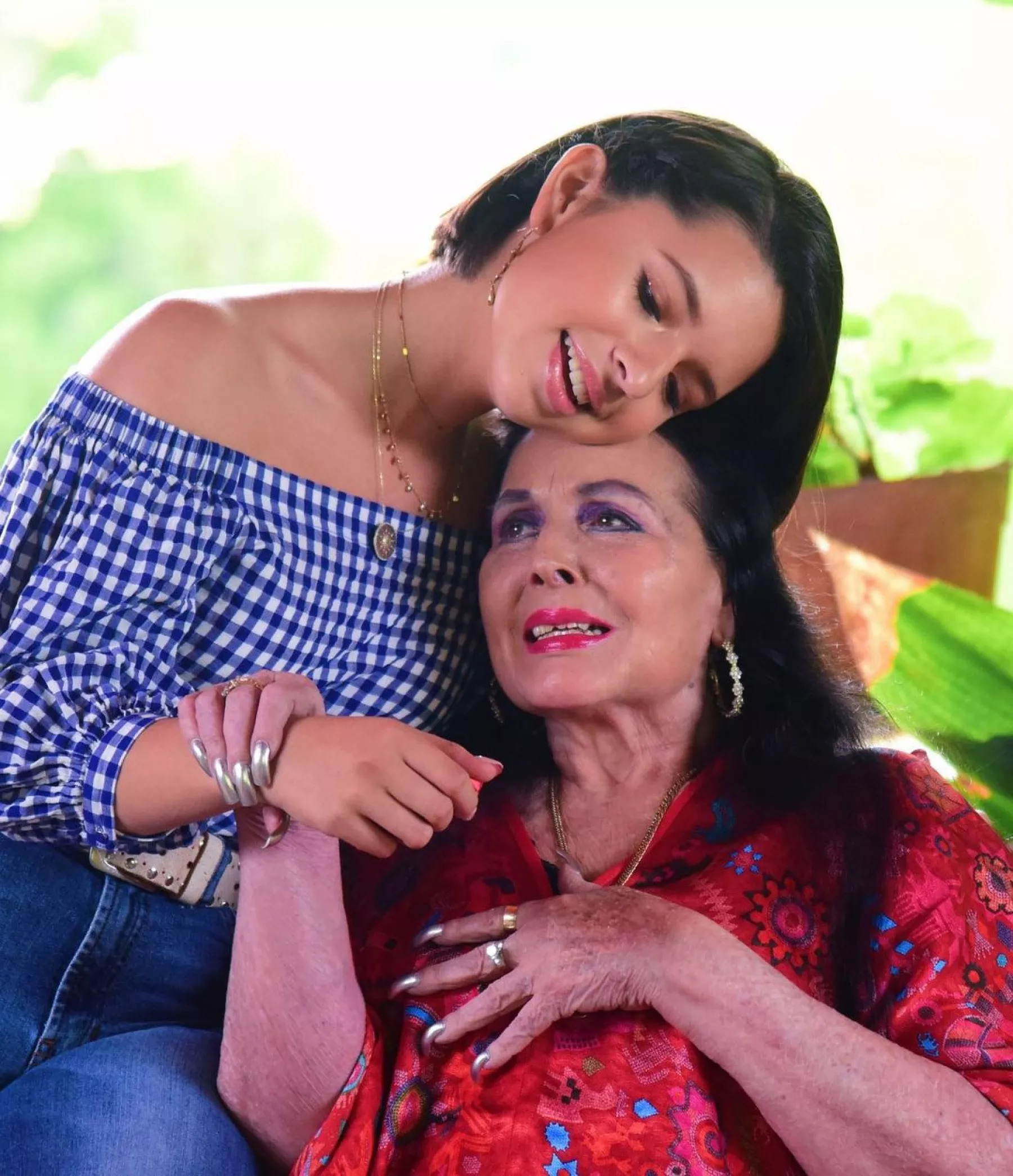 Ángela Aguilar habla de la muerte de su abuela, Flor Silvestre Ángela Aguilar habla de la muerte de su abuela, Flor Silvestre