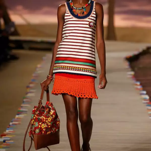 Tank rayada, falda de crochet rayada, bolsa con estampado tropical y sandalias.