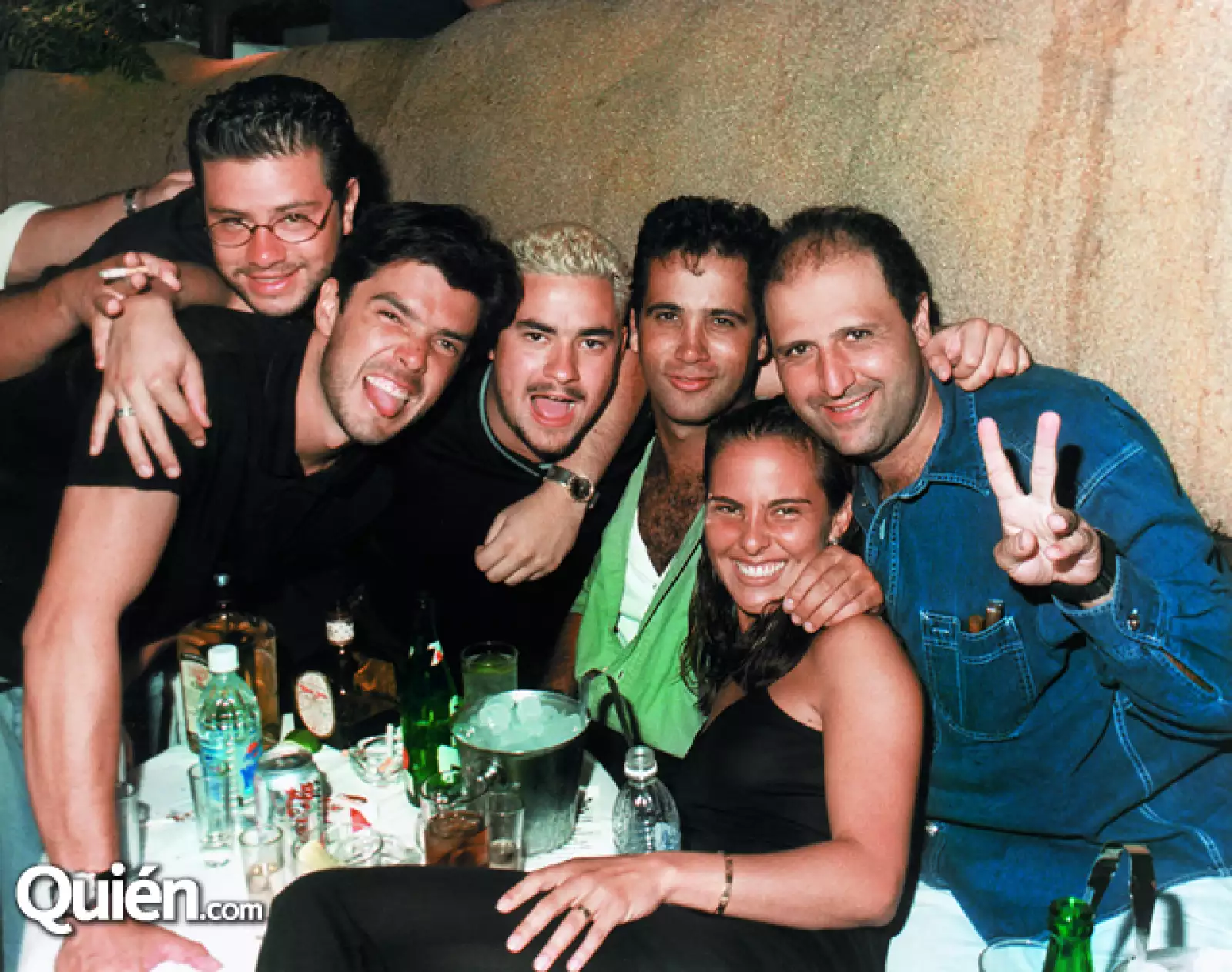 Roberto Slim y Kate del Castillo con un grupo de amigos.