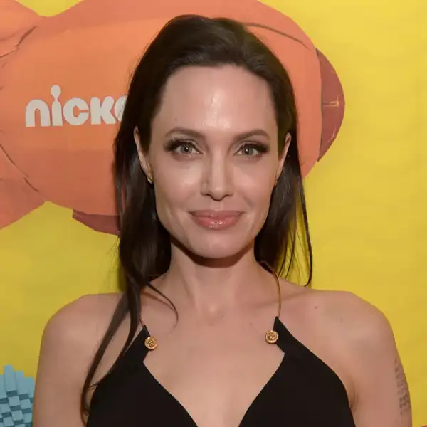 No podía faltar esta famosa mamá en nuestra lista. Con 6 hijos, Angelina Jolie se ve radiante, joven y espectacular.