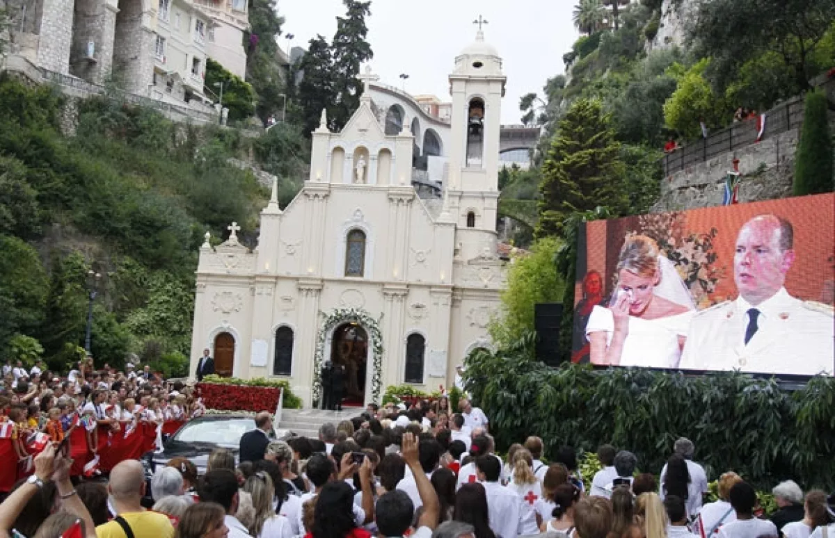 Aquí la Iglesia de Santa Devota, donde la novia dejó el ramo.