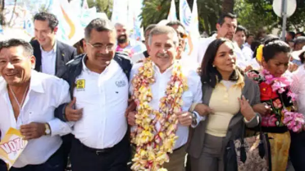 El expriista se registró como candidato a la gubernatura de Oaxaca por la coalición Con Rumbo y Estabilidad para Oaxaca. (Foto: Carlos Hernández )