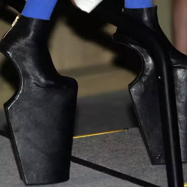 Estos fueron los zapatos que utilizó Lady Gaga en la conferencia de prensa, quien después tuvo que ser ayudada por personal de su staf para bajar del estrado.