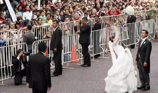 Angélica compartió la tradición de aventar el ramo con sus fans.