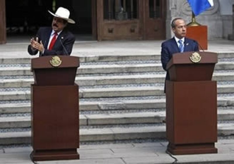 El presidente mexicano, Felipe Calderón (der.), se reunió con el depuesto mandatario hondureño, Manuel Zelaya, en México. (Foto: AP)