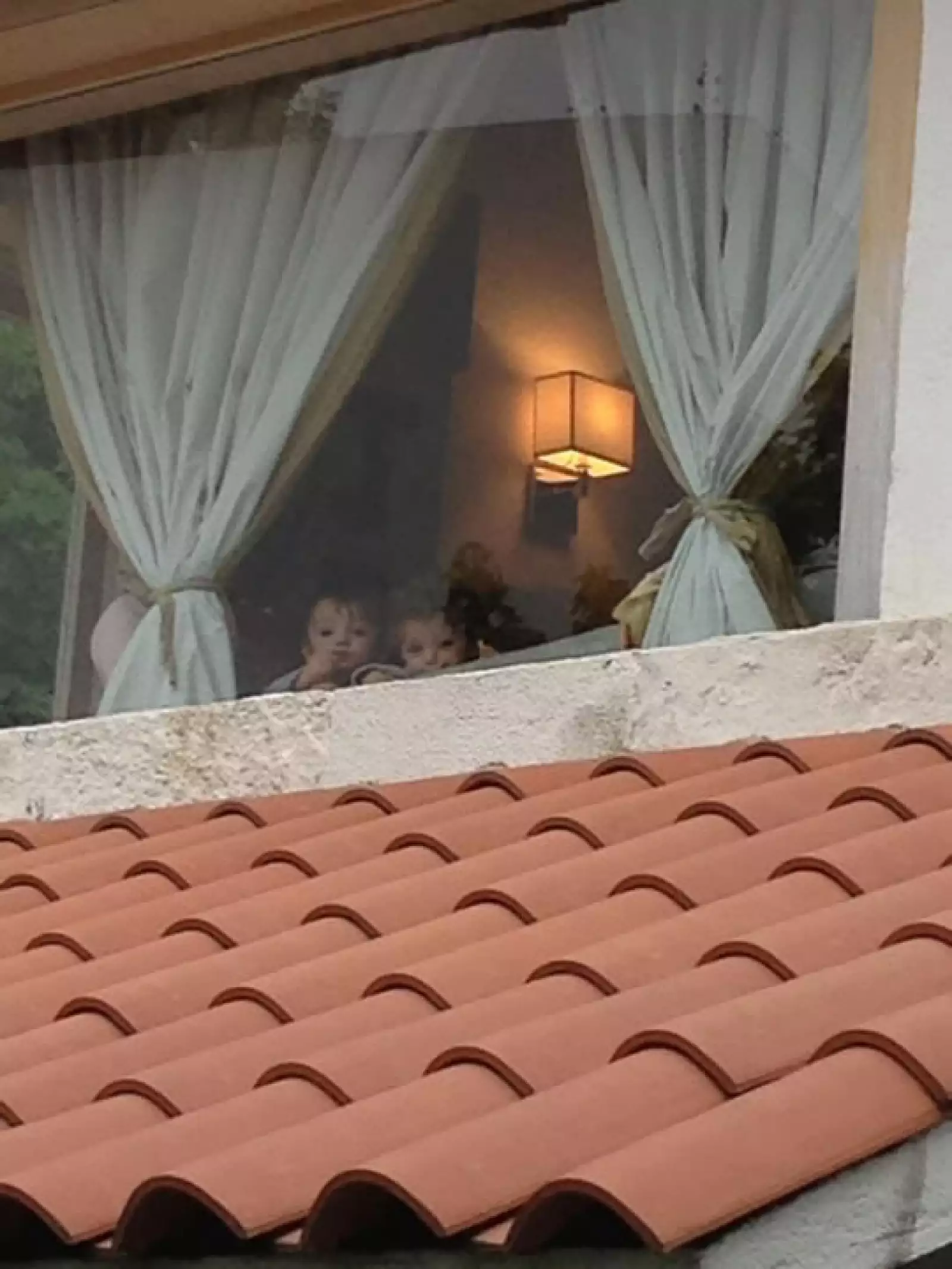 Esta foto conmovió a sus seguidores pues la hoy conductora de 30 años escribió que le parte el corazón dejar a sus hijos.