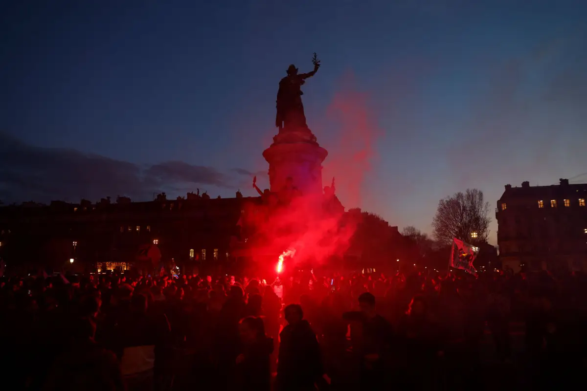 Los manifestantes se reúnen en la Place de la Republique durante una manifestación, un día después de que se adoptara la reforma de las pensiones, cuando el Parlamento francés rechazó dos mociones de censura contra el gobierno, en París, Francia, el 21 de marzo de 2023.