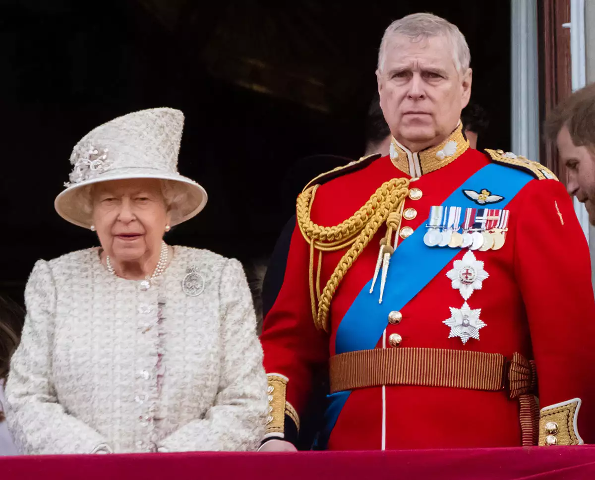 La reina Isabel II y el príncipe Andrés, duque de York