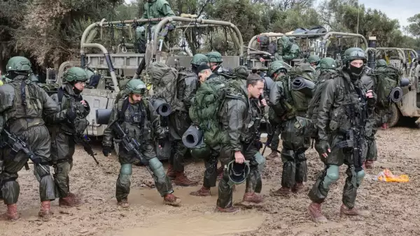 Soldados de Israel se preparan para ir a la Franha de Gaza, cerca del área fronteriza en el sur de Israel el 13 de diciembre. 