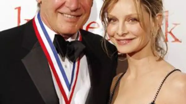 En un programa de televisión, el actor estadounidense admitió que está comprometido con Flockhart, con la que dijo estar `encantado´.