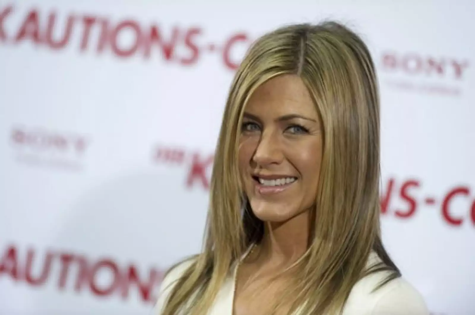 Jennifer Aniston tiene un tono bronceado al que no le hace falta demasiado para verse bien.
