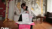 Su inquietud por crear la llevó a desarrollar una obra todos los días. Después, las subasta para que su creatividad contribuya también a una buena causa.