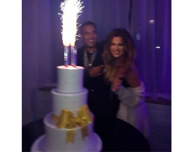 La socialité celebró la víspera de su cumpleaños con su familia y quien se dice es su nuevo novio, French Montanta, una lujosa camioneta fue su regalo.