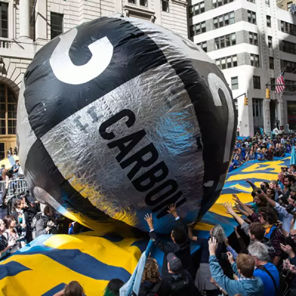 Los organizadores de Flood Wall Street dicen que esperan que la acción del lunes llame la atención sobre el vínculo entre las políticas económicas y el medio ambiente, y acusa a las principales instituciones financieras de "explotar a las comunidades, los