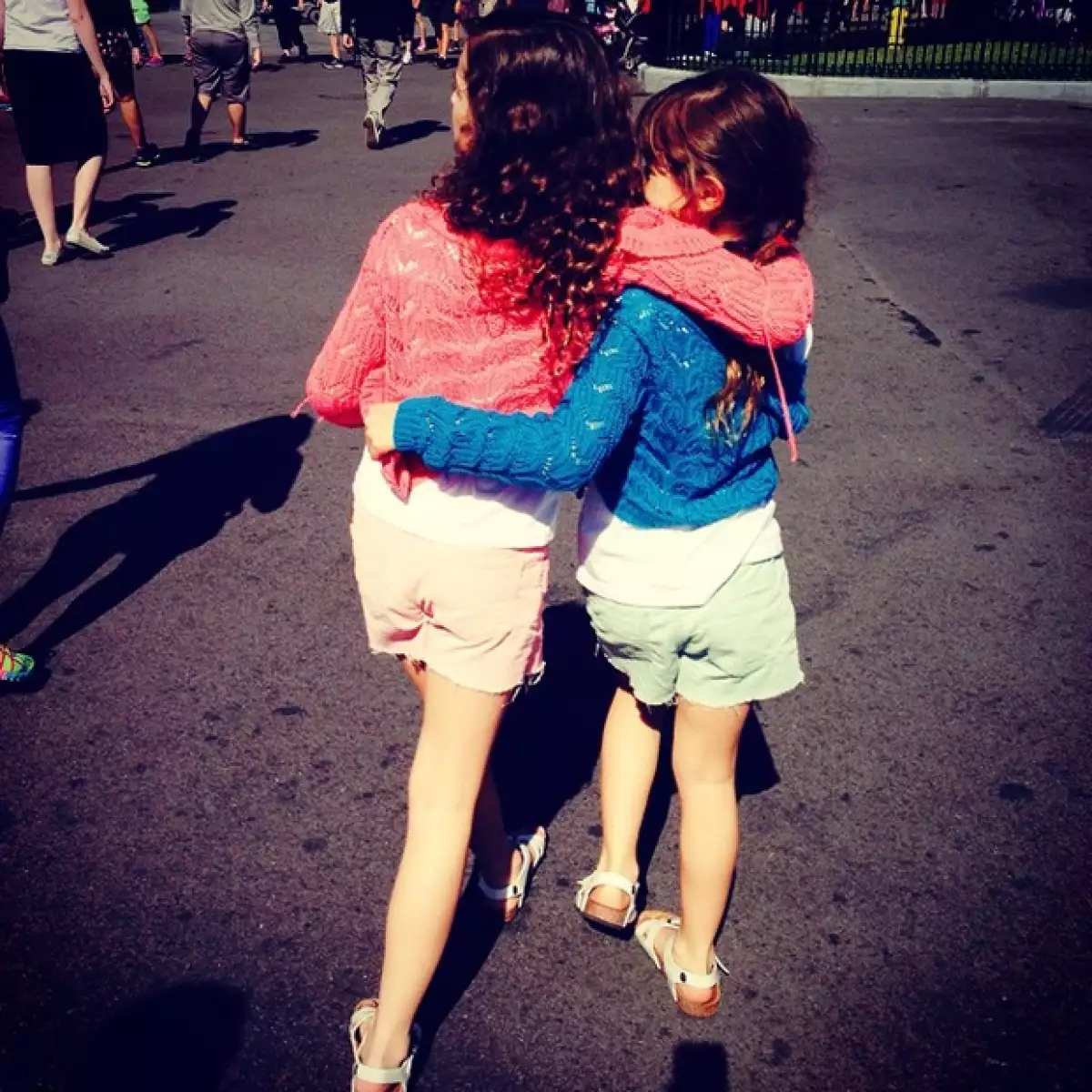 Mia y Nina además de hermanas son mejores amigas y eso hace muy feliz a su mamá.