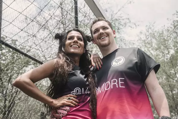 Morganna Love y Alan Sommer interpretan el tema A(more)