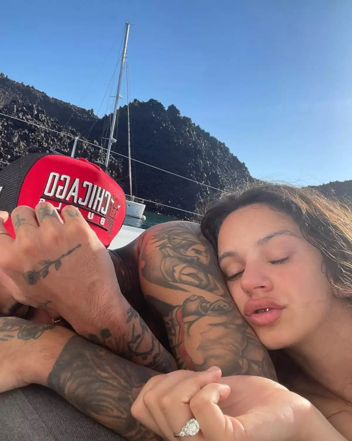 Rosalía presumió por primera vez su anillo de compromiso durante el verano de 2022. 