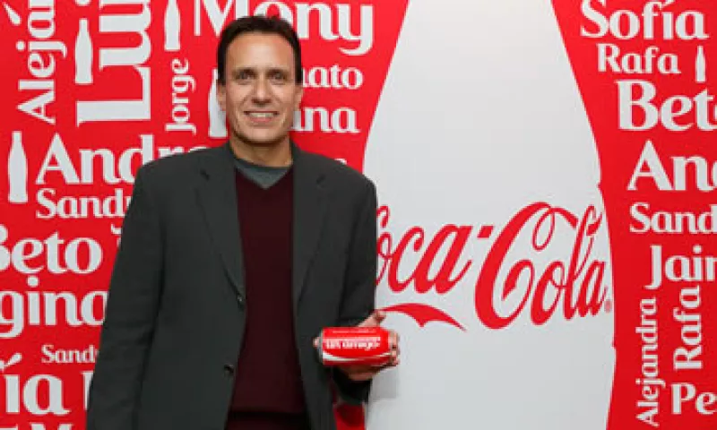 El director de marca Coca Cola en México, José Luis Basauri, informó que los consumidores podrán personalizar sus latas de 355 ml. (Foto: Cortesía de Coca Cola)