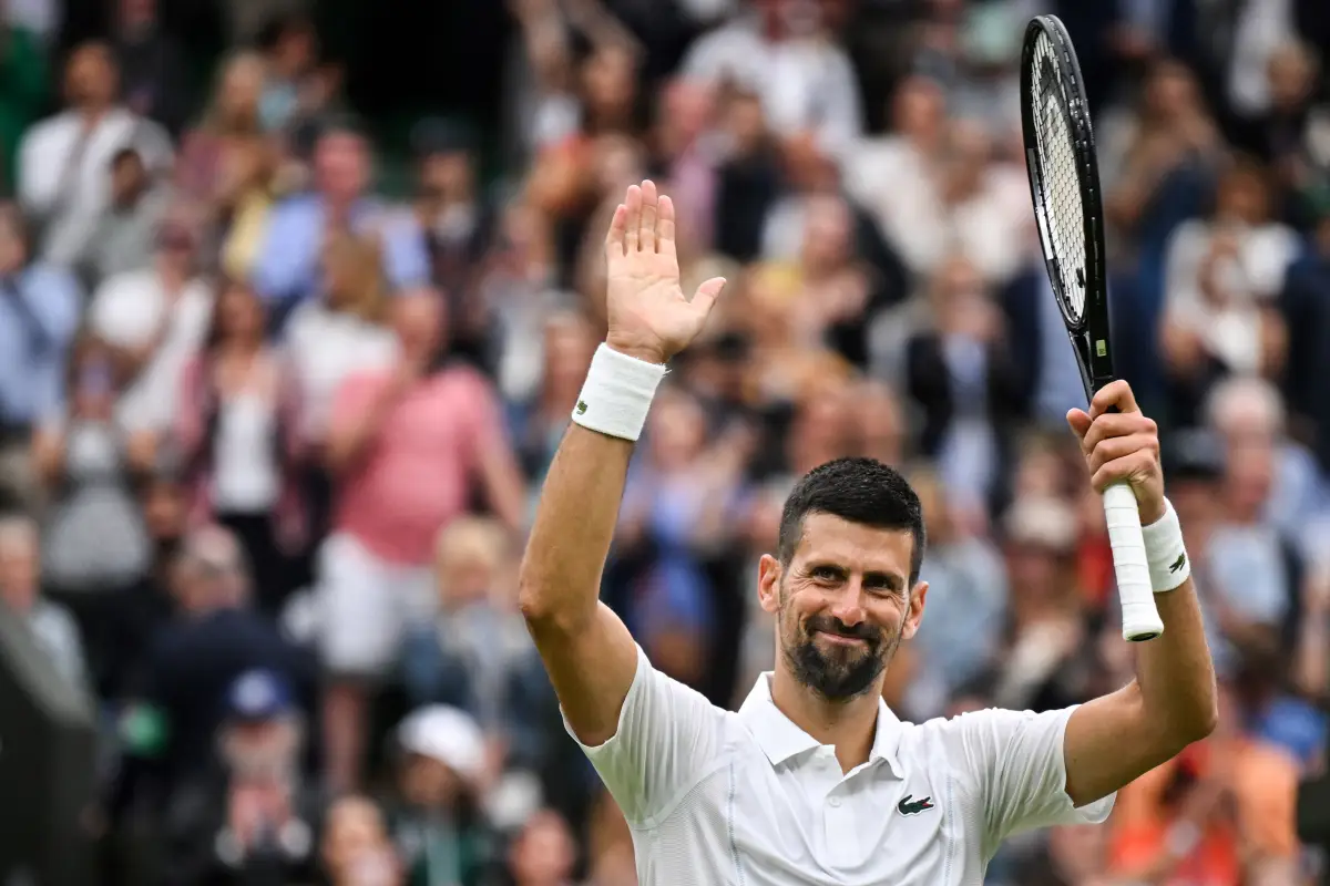 Djokovic debuta con autoridad en Wimbledon tras operación en la rodilla