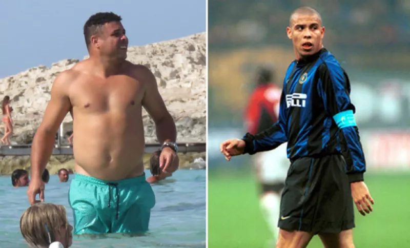 En una escapada con su novia por Formentera, Italia, el retirado y exitoso jugador brasileño de futbol fue fotografiado mientras se encontraba disfrutando del mar.