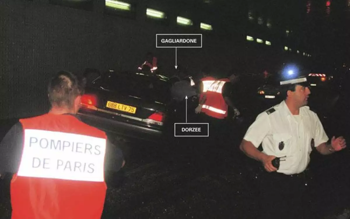 El 31 de agosto de 1997, separada de el Principe Carlos y relacionada sentimentalmente con Dodi Al Fayed, murió en un accidente automovilístico al lado de su pareja.