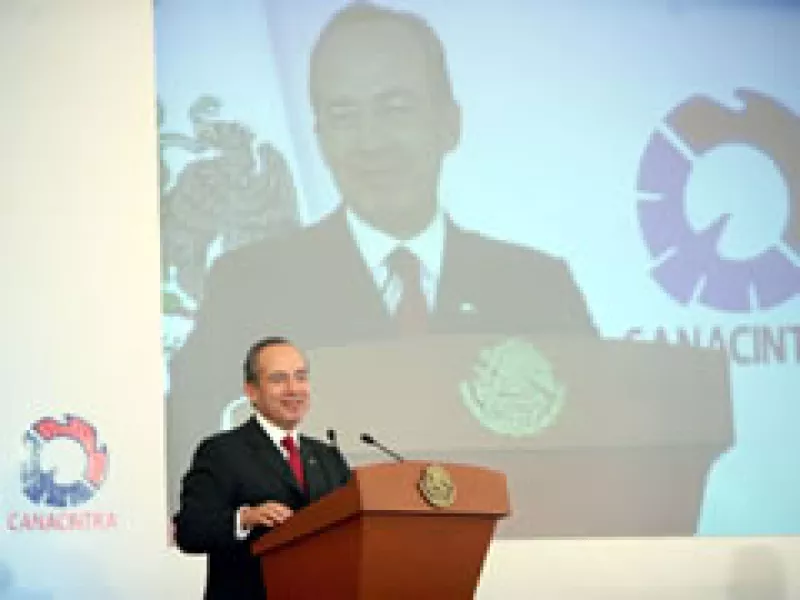 Calderón plantea cambios a la legislación para dar mayores facilidades a los contribuyentes.  (Foto: Notimex)