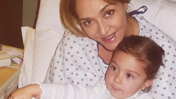 Angélica Fuentes y sus dos hijas Valentina y Mariaignacia.jpg