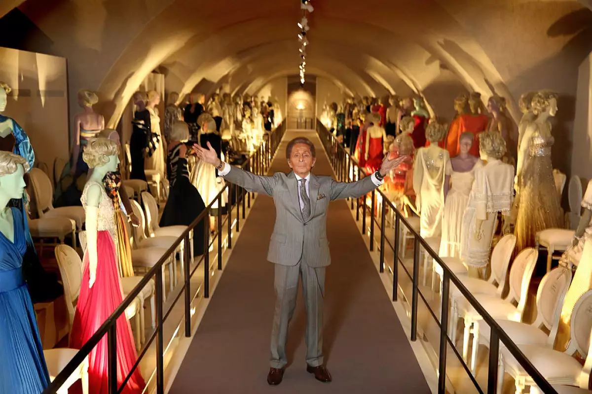 Foto de Valentino Garavani durante una exhibición de su obra creativa llamada Valentino: Master of Couture, en Londres.