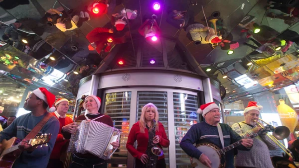 Una banda tocó música navideña en una de las tiendas de Toys R Us ubicada Times Square en Nueva York.