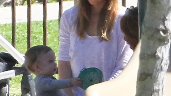 La actriz fue captada llevando a su pequeño hijo a un parque en Beverly Hills, donde dejó ver lo grande que se ha puesto su hijo en su primer año de vida.