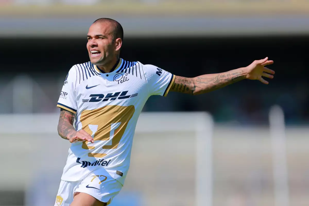 Foto de Dani Alves con playera del Pumas, antes de que el equipo se desvinculara del futbolista.
