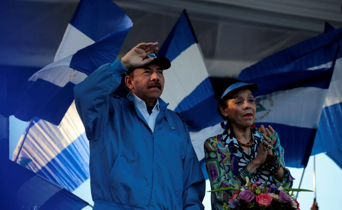 El presidente de Nicaragua, Daniel Ortega, y la vicepresidenta Rosario Murillo, gesticulan en una marcha llamada "Caminamos por la paz, la vida y la justicia" en Managua, Nicaragua, el 5 de septiembre de 2018. 