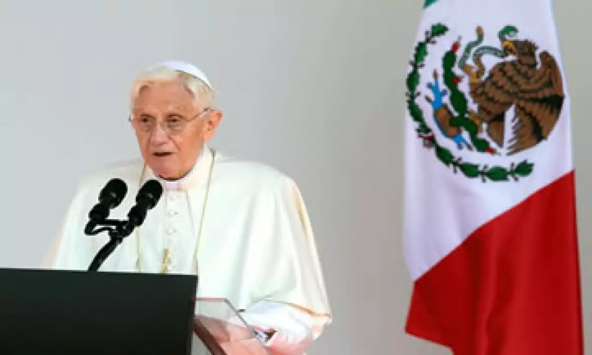 El Papa Benedicto XVI dejará de usar los tradicionales zapatos rojos tras su renuncia. (Foto: Notimex)