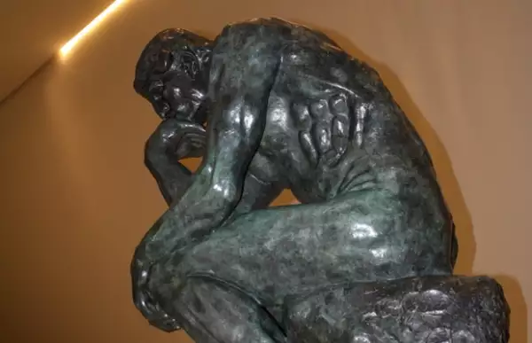 El Pensador de Rodin es una de las esculturas principales de la colección.