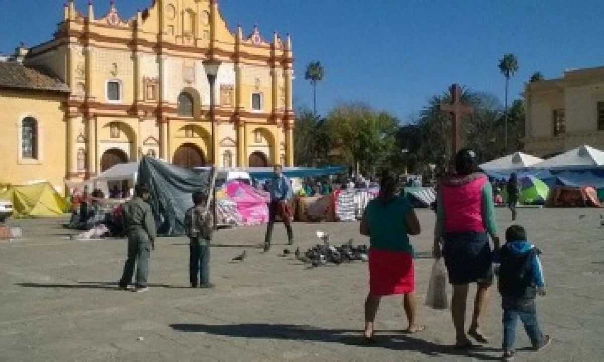 Grupos indígenas se manifiestan en San Cristóbal de las Casas previo a la llegada del papa. (Foto: Laura Hernández )